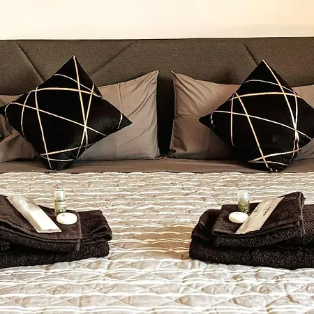 With Free Parking 5 Minutes Walk From Arena Verona